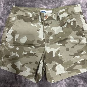 WOMEN’S CAMO OLD NAVY SHORTS SIZE 8 5” LENGTH